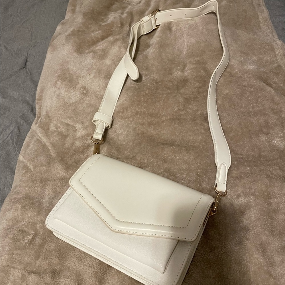 🤍💛ALDO White Crossbody Bag With Gold 🤍💛
